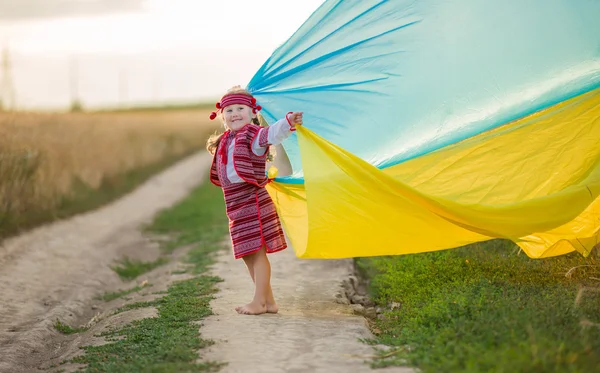 Mädchen mit einer ukrainischen Fahne — Stockfoto