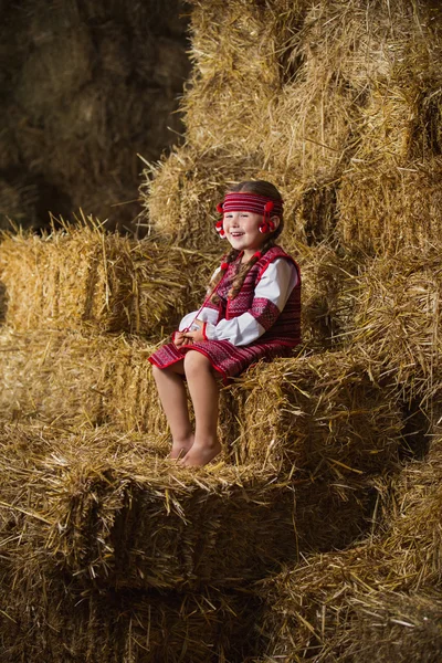 Menina em traje etsyonalnom — Fotografia de Stock