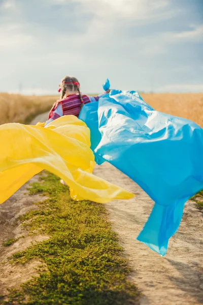 kız Ukrayna bayraklı