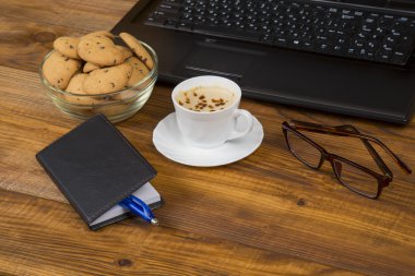 bilgisayar bir fincan kahve ve kurabiye