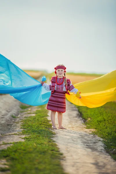 Mädchen mit einer ukrainischen Fahne — Stockfoto