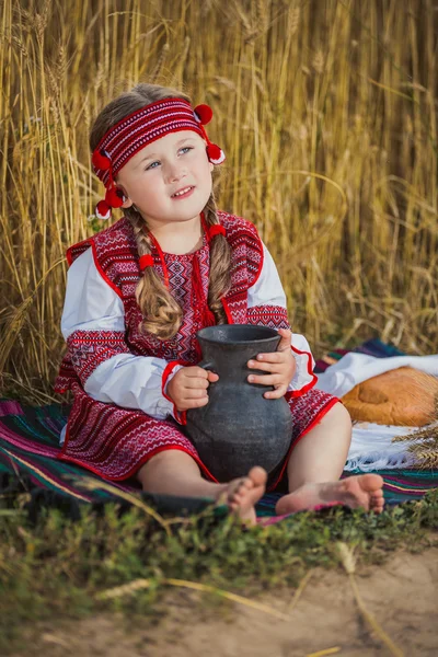 Дитина в українському національному костюмі — стокове фото