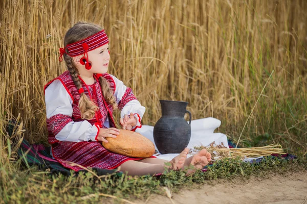 Дитина в українському національному костюмі — стокове фото