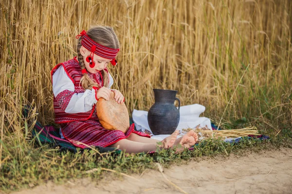 Ukrayna ulusal kostümlü çocuk — Stok fotoğraf