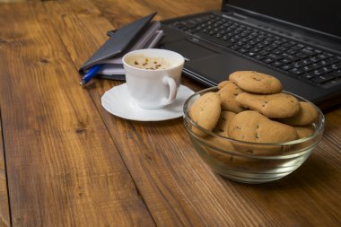 bilgisayar bir fincan kahve ve kurabiye