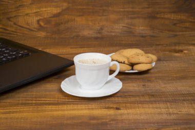 bilgisayar bir fincan kahve ve kurabiye