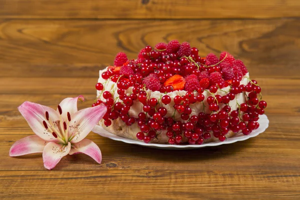 Cake with strawberries and raspberries currants — Stock Photo, Image