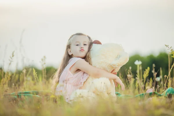 Liten flicka med en nalle — Stockfoto