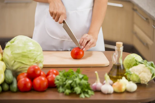 Snijden tomaat — Stockfoto