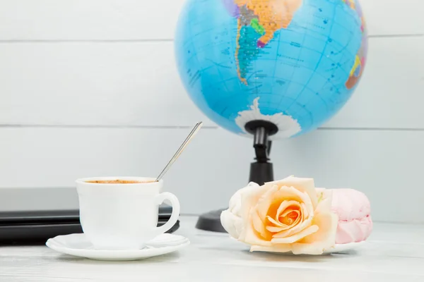 Globus Kaffee und Notizbuch — Stockfoto