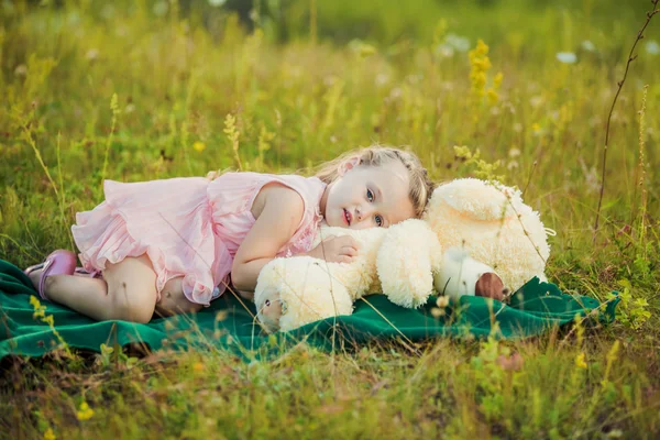 Kleines Mädchen mit einem Teddybär — Stockfoto