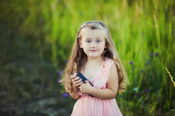 Mädchen in der Natur — Stockfoto