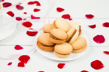 Beyaz bir masada kurabiye