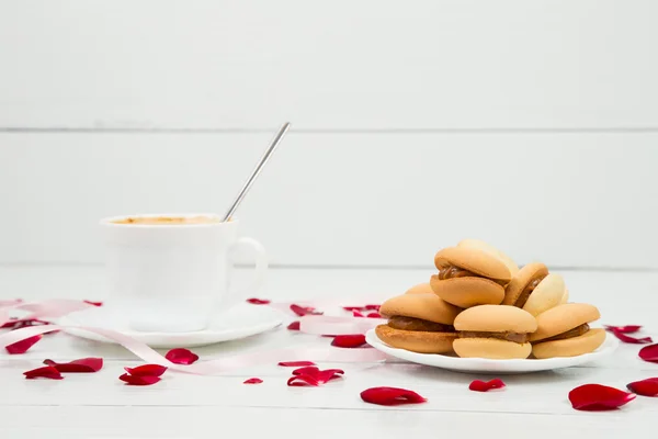 Tasse Kaffee und Rosen — Stockfoto