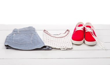 Kırmızı ayakkabılar ve giysiler