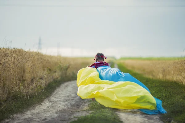 Meisje met een vlag van Oekraïne — Stockfoto