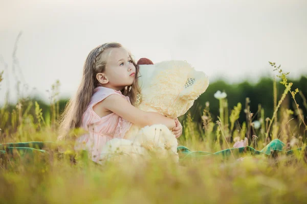 Petite fille avec un ours en peluche — Photo