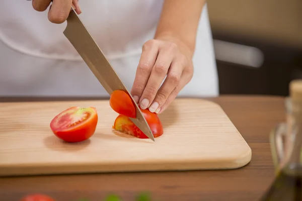 Cutting tomato — Stock Photo, Image