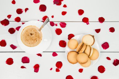 fincan kahve ve güller