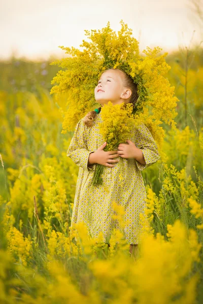 Kind mit Kranz — Stockfoto