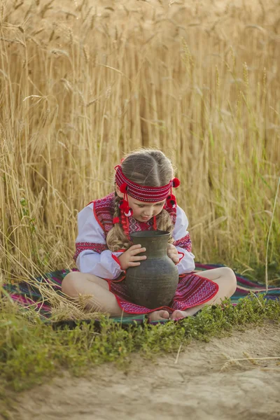 Flickan i den ukrainska folkdräkt — Stockfoto