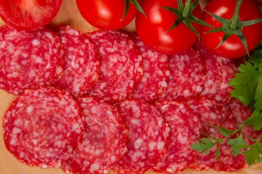 dilimlenmiş sosis ile domates