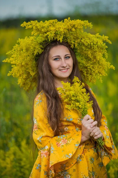 Meisje met bloemen — Stockfoto