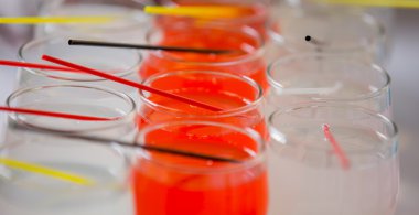 Kırmızı ve limon suyu