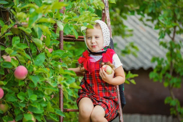 Girl tearing the apples — Stock Photo, Image