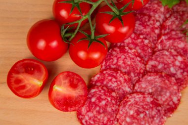 dilimlenmiş sosis ile domates