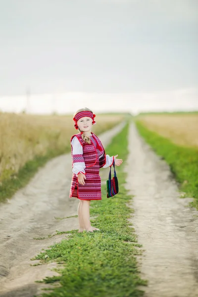 Κορίτσι με την ουκρανική εθνική ενδυμασία — Φωτογραφία Αρχείου