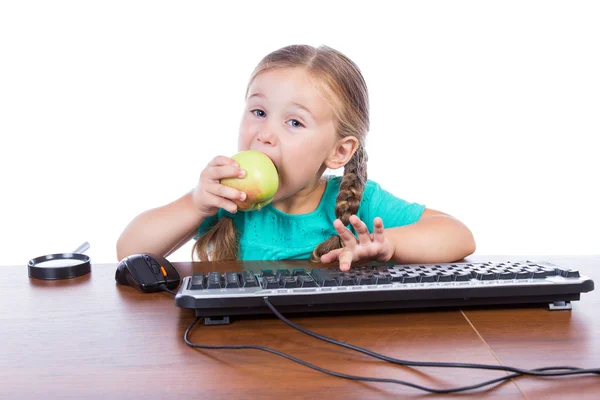 Menina no computador — Fotografia de Stock