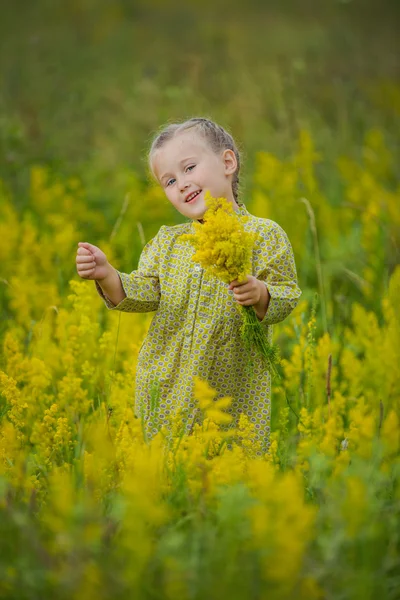 Kind mit Kranz — Stockfoto