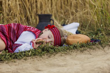 Ukrayna ulusal kostümlü çocuk