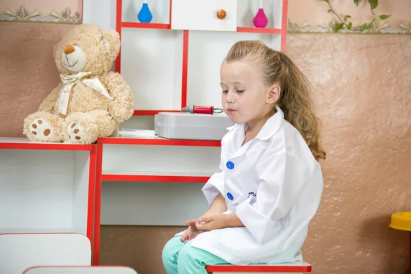 Детский врач за работой — стоковое фото