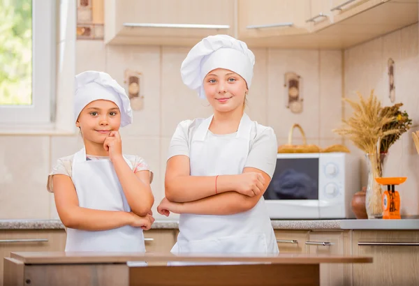 Zwei Mädchen kochen — Stockfoto