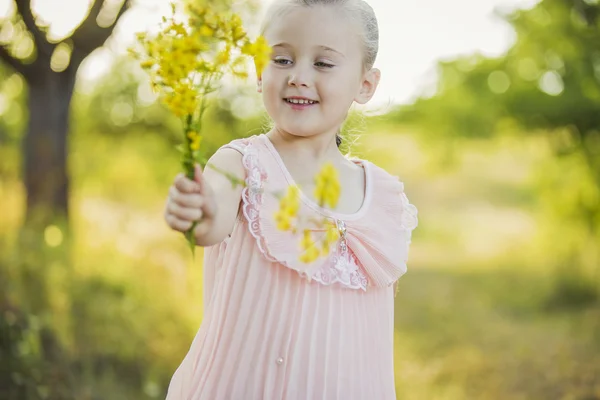 Meisje met gele bloemen — Stockfoto