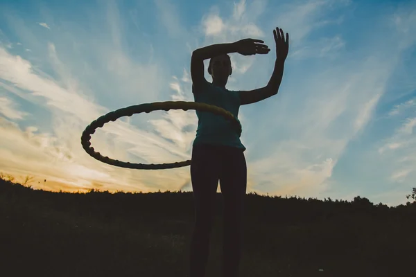 Silhouette of a girl with a hoop — 图库照片