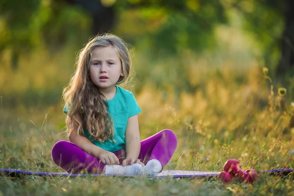 Meisje op de aard — Stockfoto