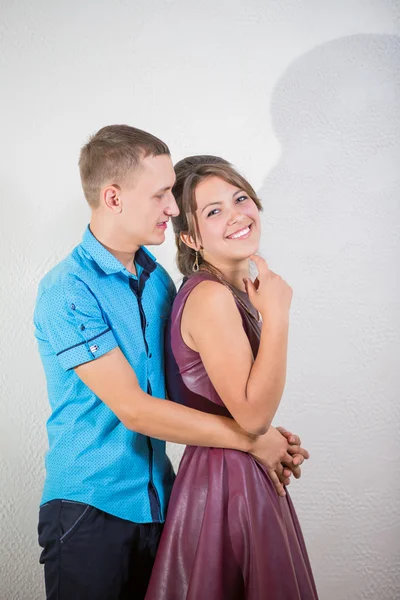 Jovem casal perto da parede Fotografias De Stock Royalty-Free