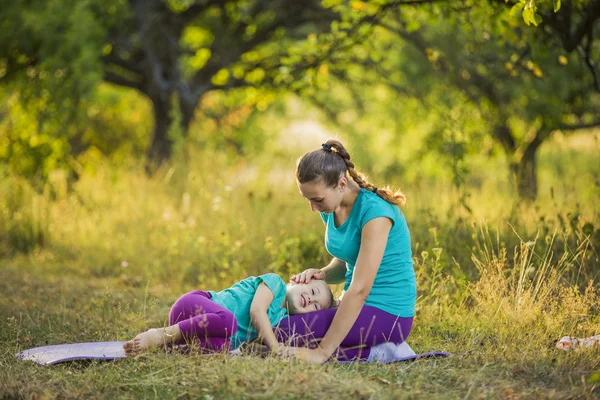 Anne ve bebeği. — Stok fotoğraf