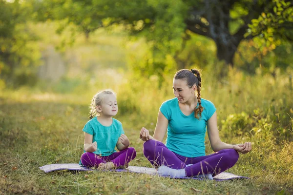 Anne ve çocuk lotus pozisyonunda