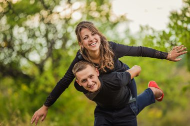 genç bir çift doğa