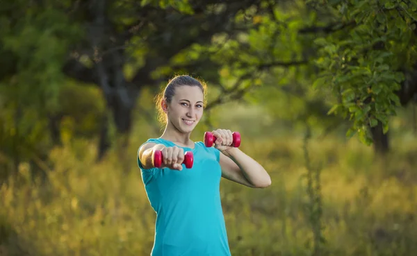 Kırmızı dumbbells ile kız — Stok fotoğraf