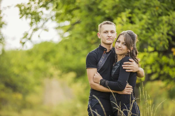 Pareja joven en la naturaleza —  Fotos de Stock