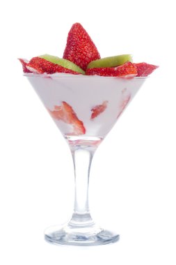 Bardakta çilekli yoğurt.