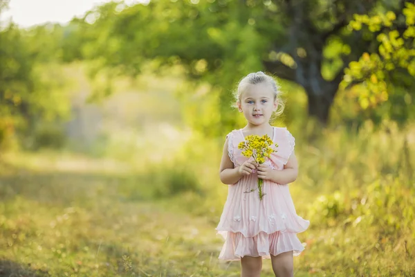 Mädchen mit gelben Blumen — Stockfoto