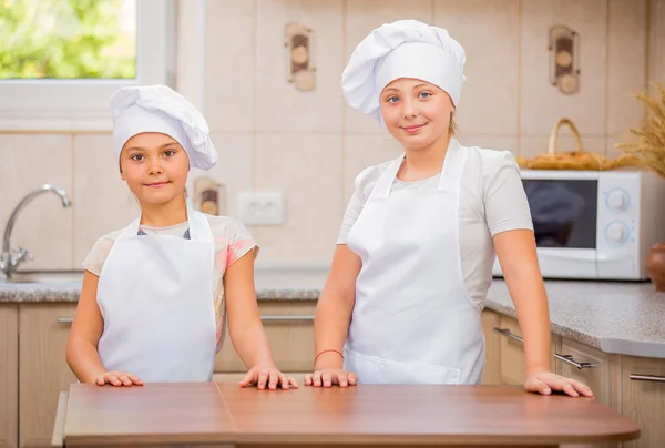 Dos chicas cocinan — Foto de Stock