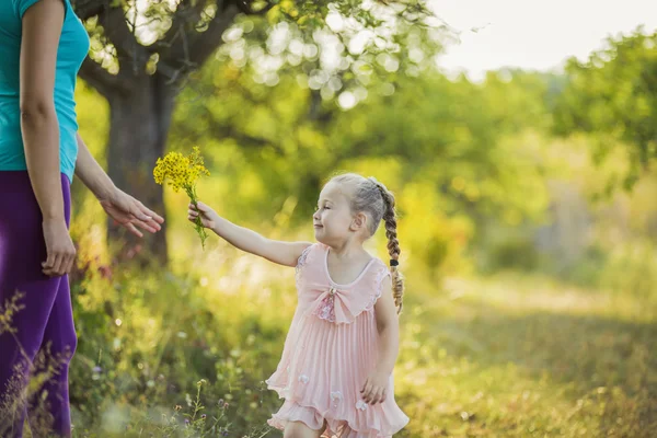 Sarı çiçekler kızın — Stok fotoğraf
