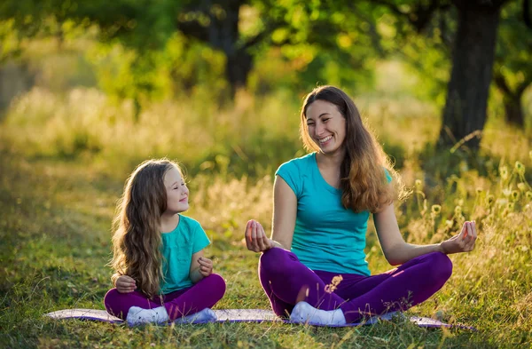 Anne ve çocuk lotus pozisyonunda